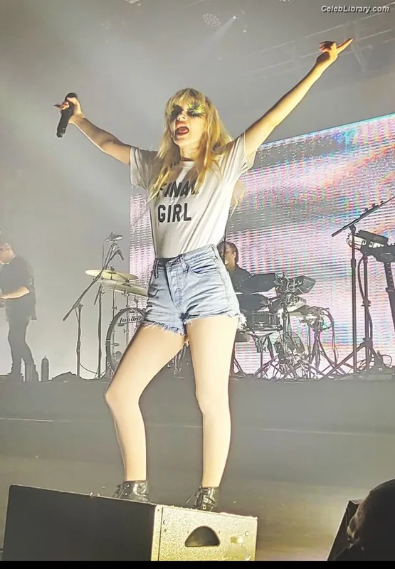 Lauren Mayberry photo 16 of 1227