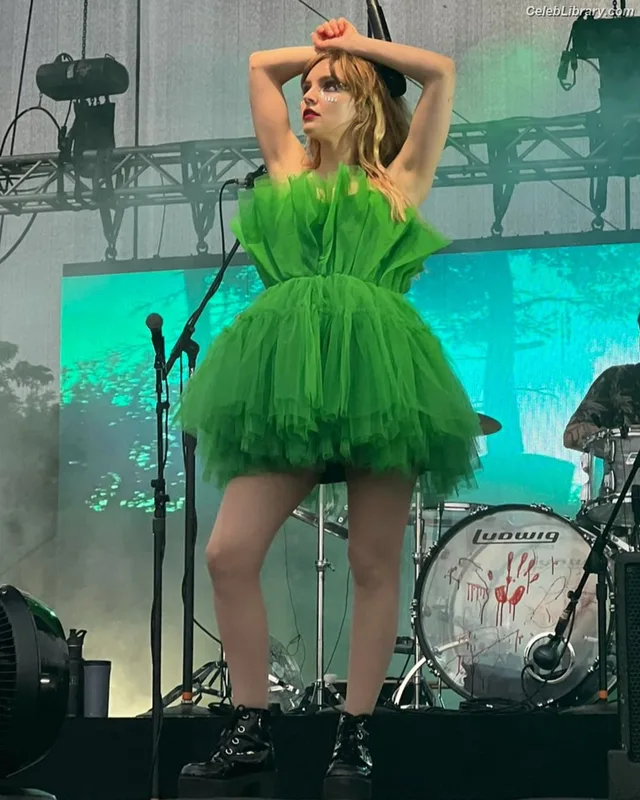Lauren Mayberry photo 24 of 1227