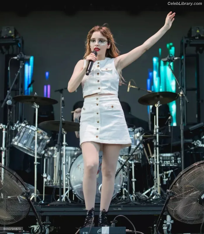 Lauren Mayberry photo 2 of 1227