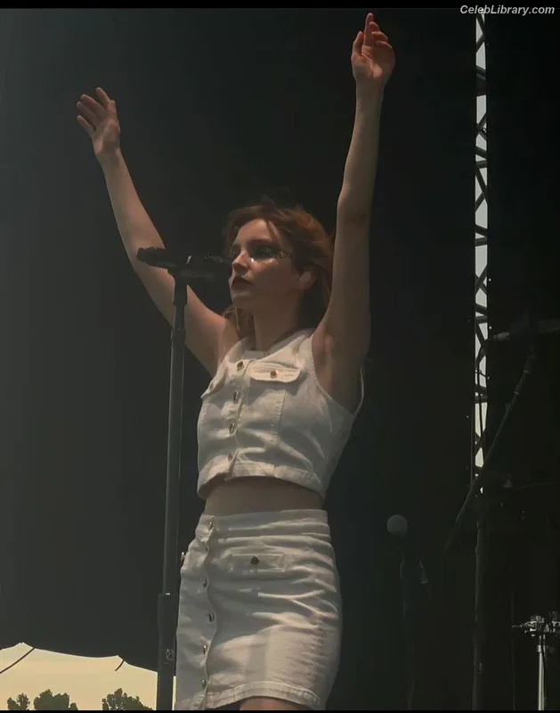 Lauren Mayberry photo 4 of 1227