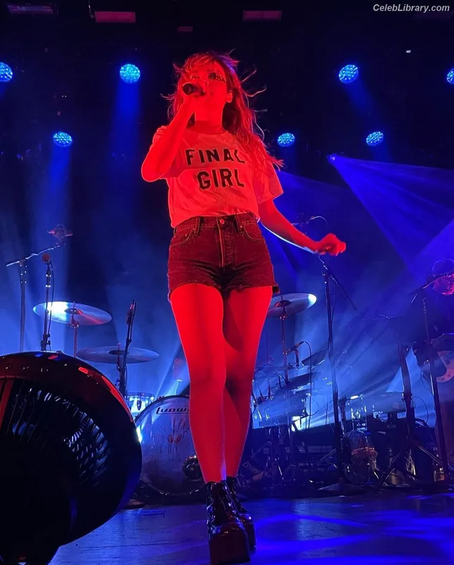 Lauren Mayberry photo 6 of 1227