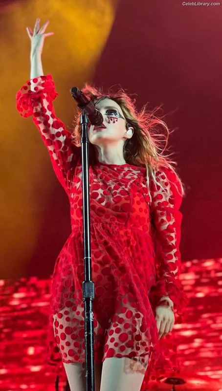 Lauren Mayberry photo 13 of 1227