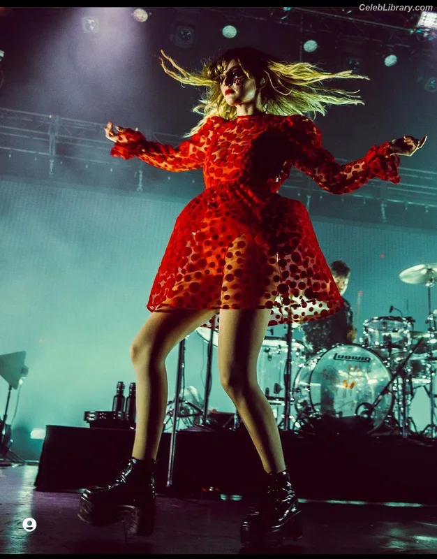 Lauren Mayberry photo 18 of 1227