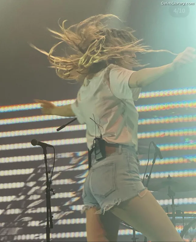 Lauren Mayberry photo 19 of 1227