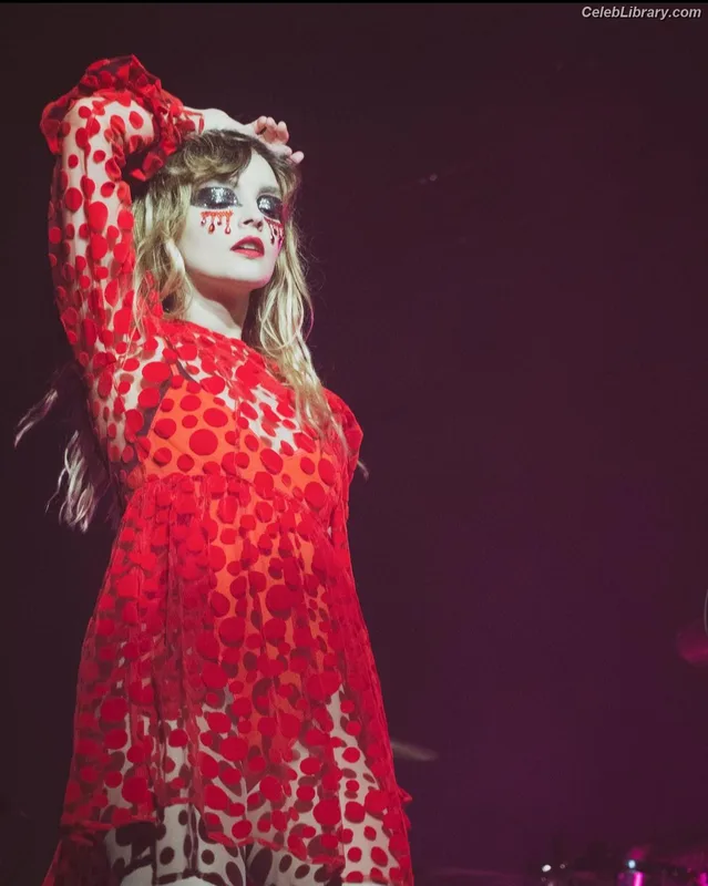 Lauren Mayberry photo 21 of 1227