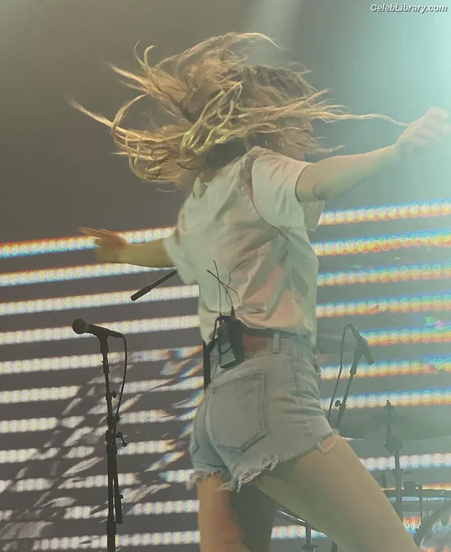 Lauren Mayberry photo 22 of 1227