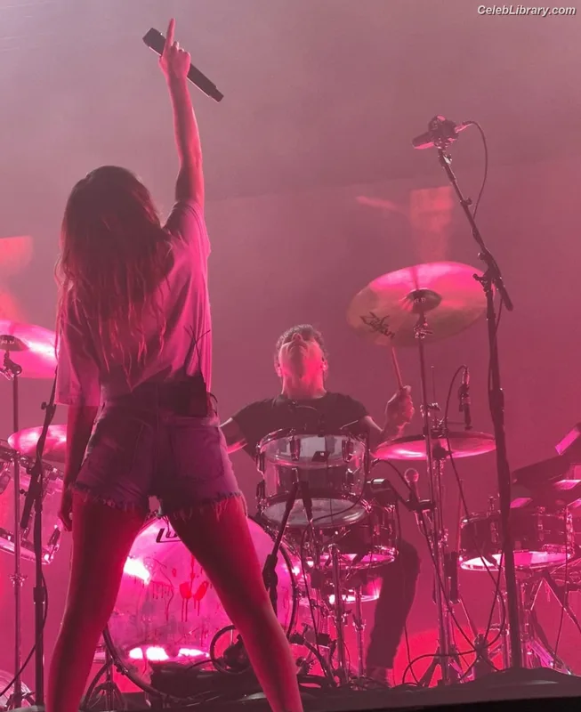Lauren Mayberry photo 2 of 1227