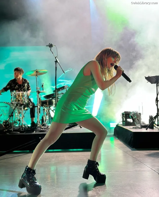Lauren Mayberry photo 3 of 1227