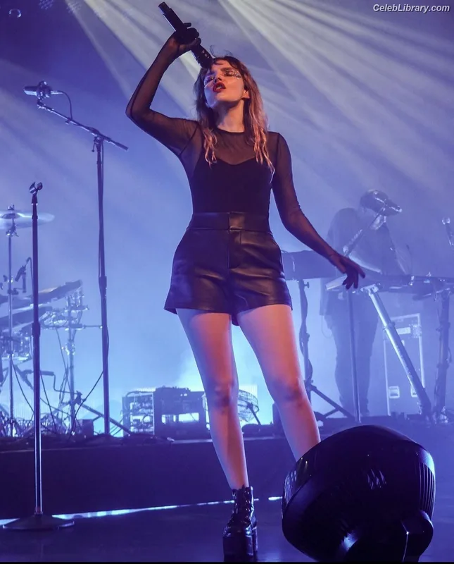 Lauren Mayberry photo 6 of 1227