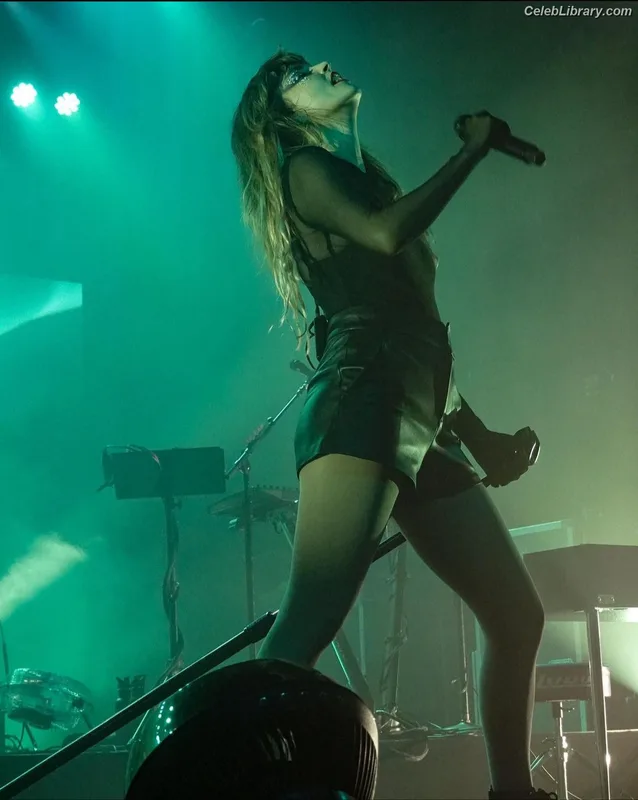 Lauren Mayberry photo 7 of 1227