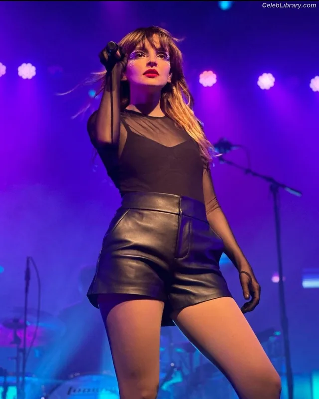 Lauren Mayberry photo 9 of 1227