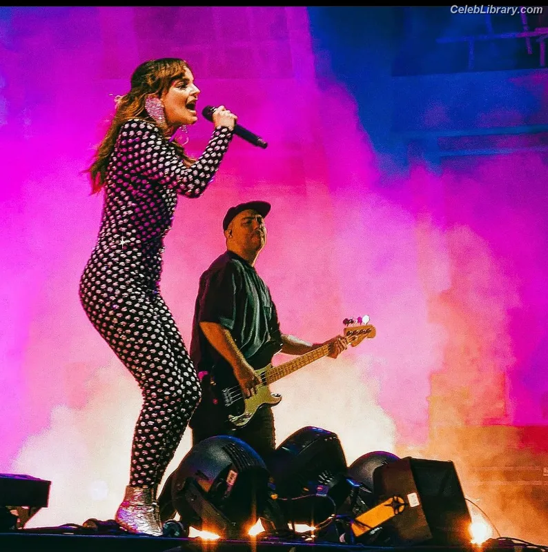 Lauren Mayberry photo 13 of 1227