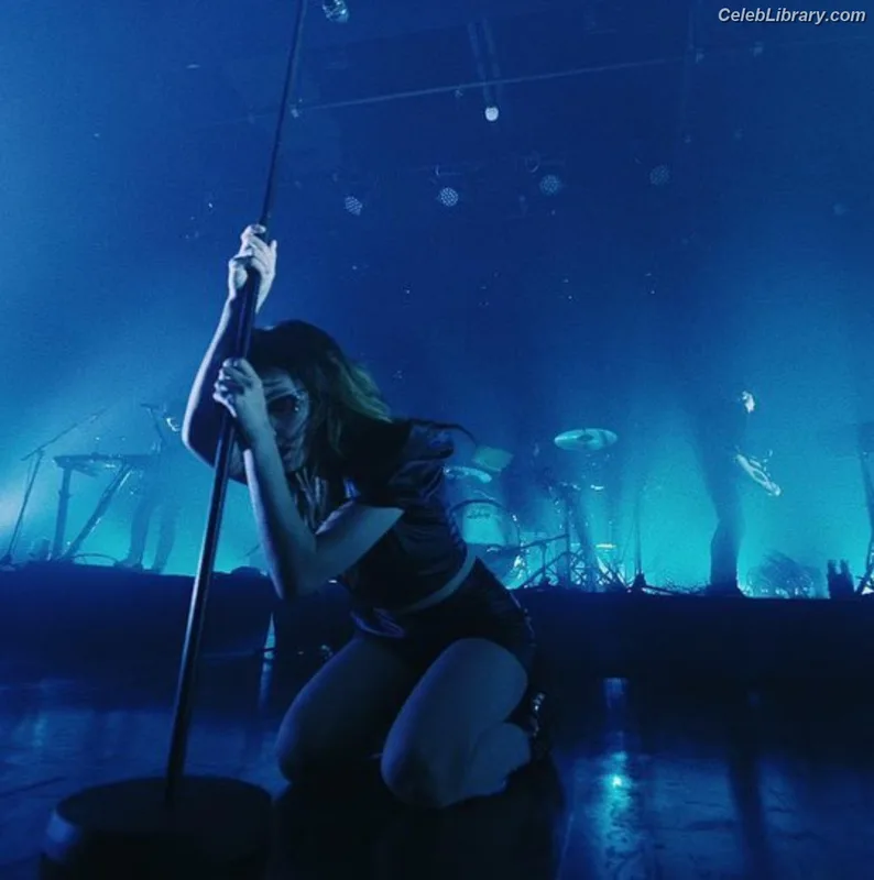 Lauren Mayberry photo 21 of 1227