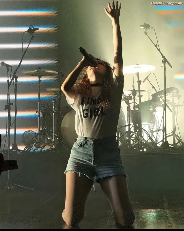 Lauren Mayberry photo 23 of 1227
