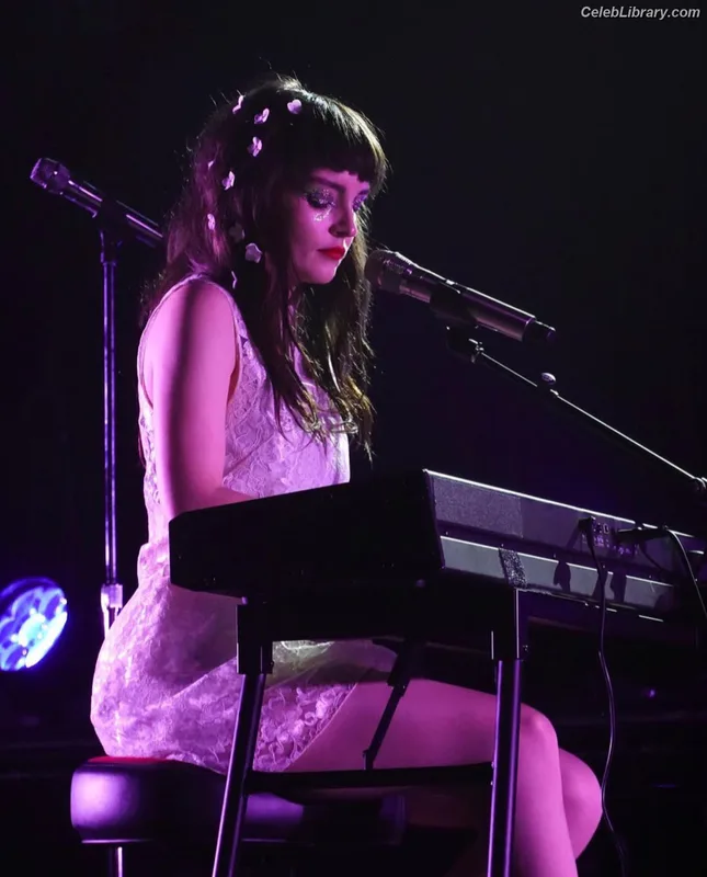 Lauren Mayberry photo 24 of 1227