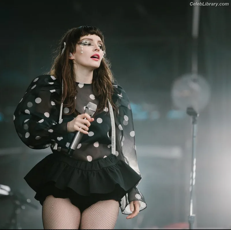 Lauren Mayberry photo 7 of 1227