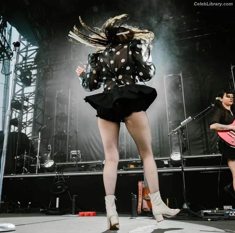 Lauren Mayberry photo 8 of 1227