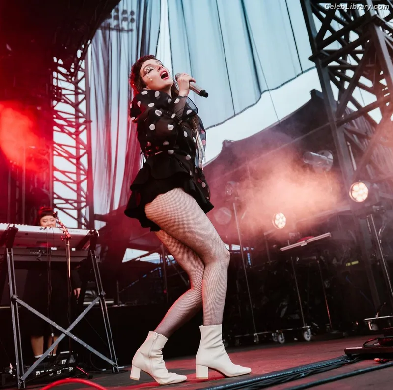 Lauren Mayberry photo 9 of 1227