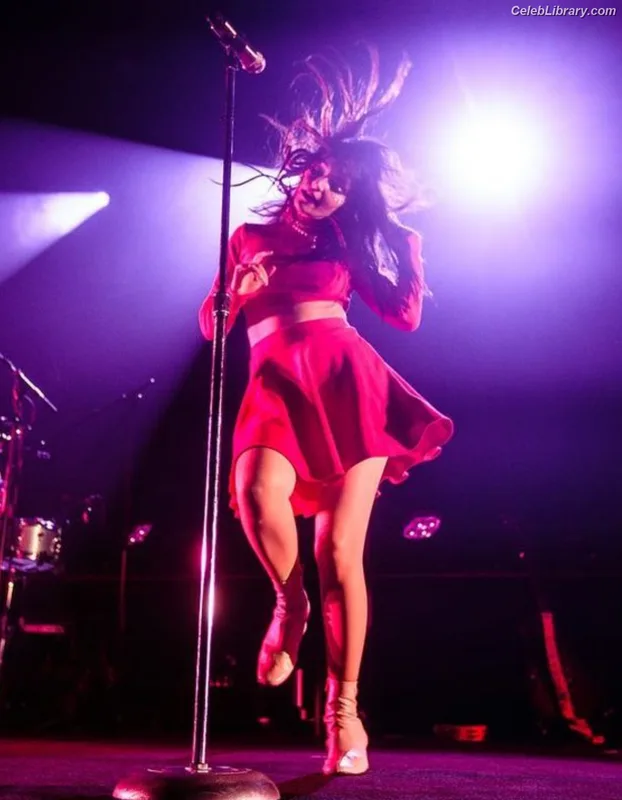 Lauren Mayberry photo 16 of 1227