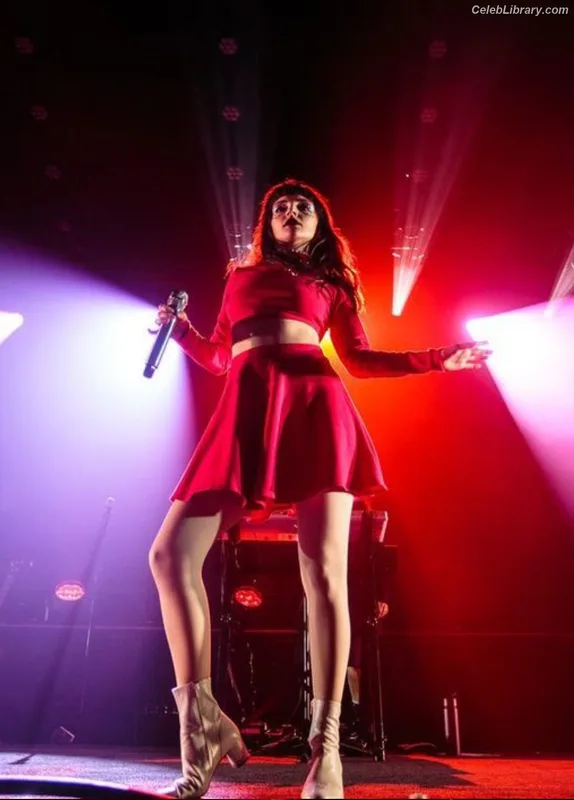Lauren Mayberry photo 17 of 1227