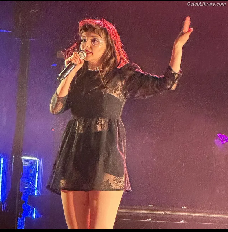 Lauren Mayberry photo 18 of 1227