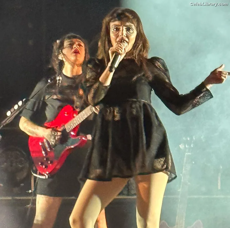 Lauren Mayberry photo 19 of 1227