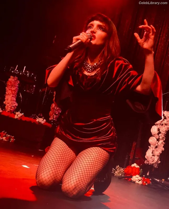Lauren Mayberry photo 24 of 1227