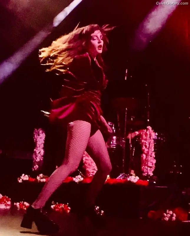 Lauren Mayberry photo 2 of 1227