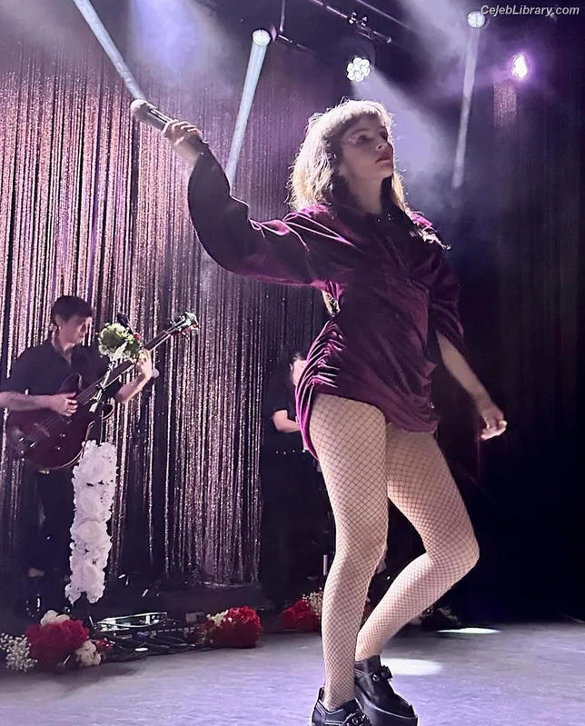 Lauren Mayberry photo 5 of 1227