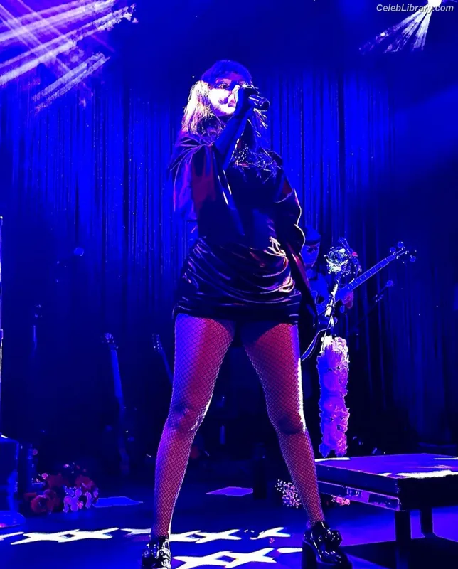 Lauren Mayberry photo 7 of 1227