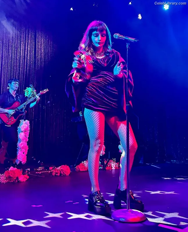 Lauren Mayberry photo 11 of 1227