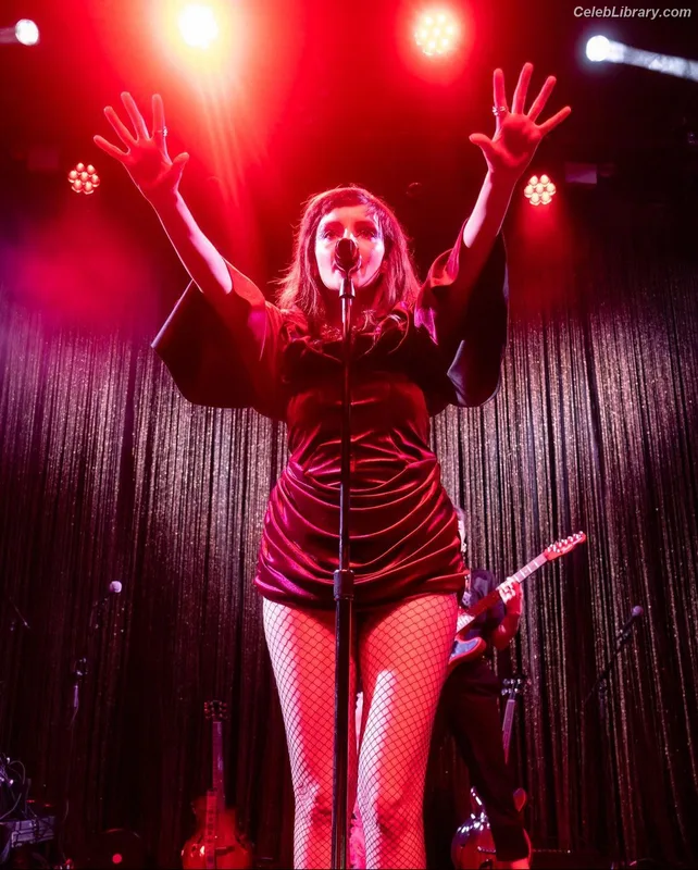 Lauren Mayberry photo 16 of 1227