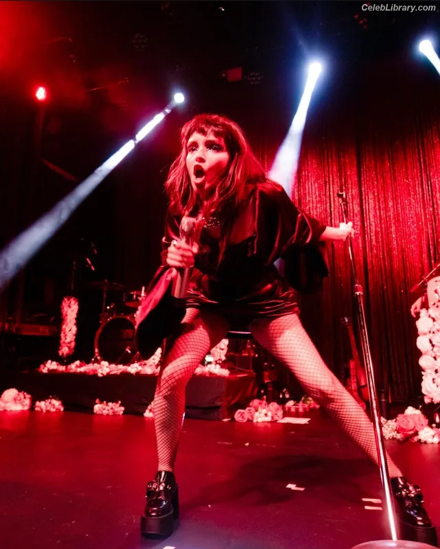Lauren Mayberry photo 19 of 1227