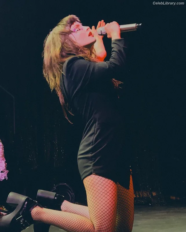 Lauren Mayberry photo 21 of 1227