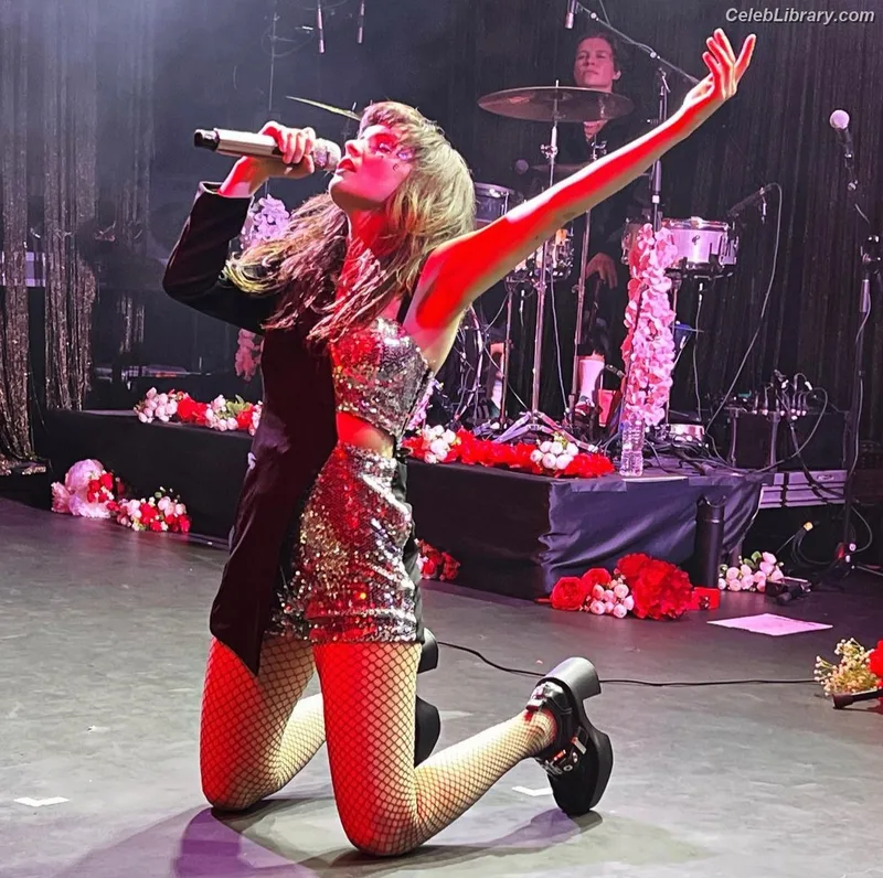 Lauren Mayberry photo 22 of 1227