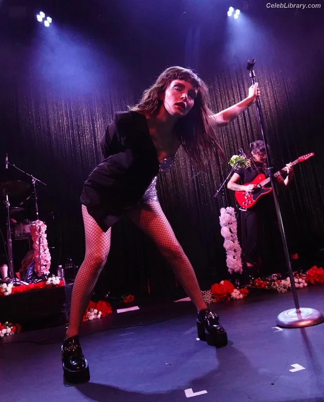 Lauren Mayberry photo 23 of 1227