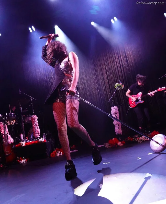 Lauren Mayberry photo 1 of 1227