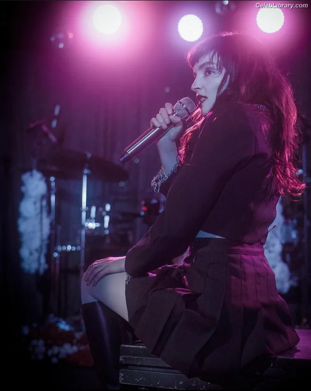 Lauren Mayberry photo 10 of 1227