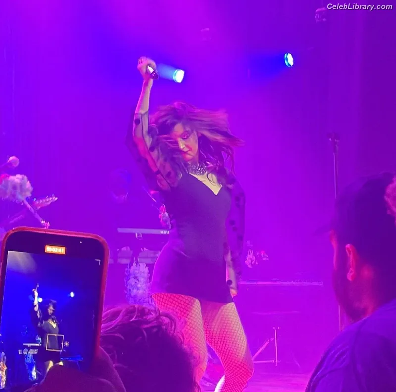 Lauren Mayberry photo 13 of 1227