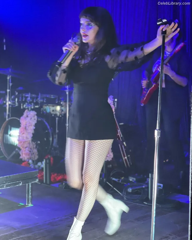 Lauren Mayberry photo 18 of 1227