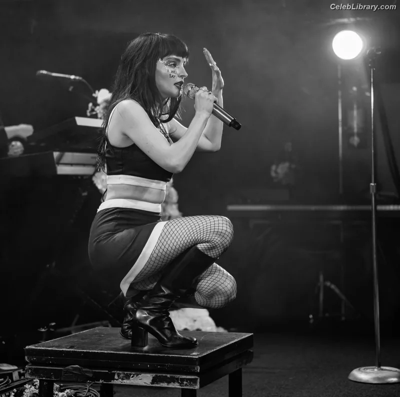 Lauren Mayberry photo 21 of 1227