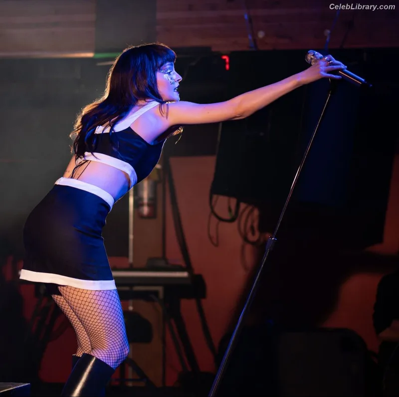 Lauren Mayberry photo 23 of 1227