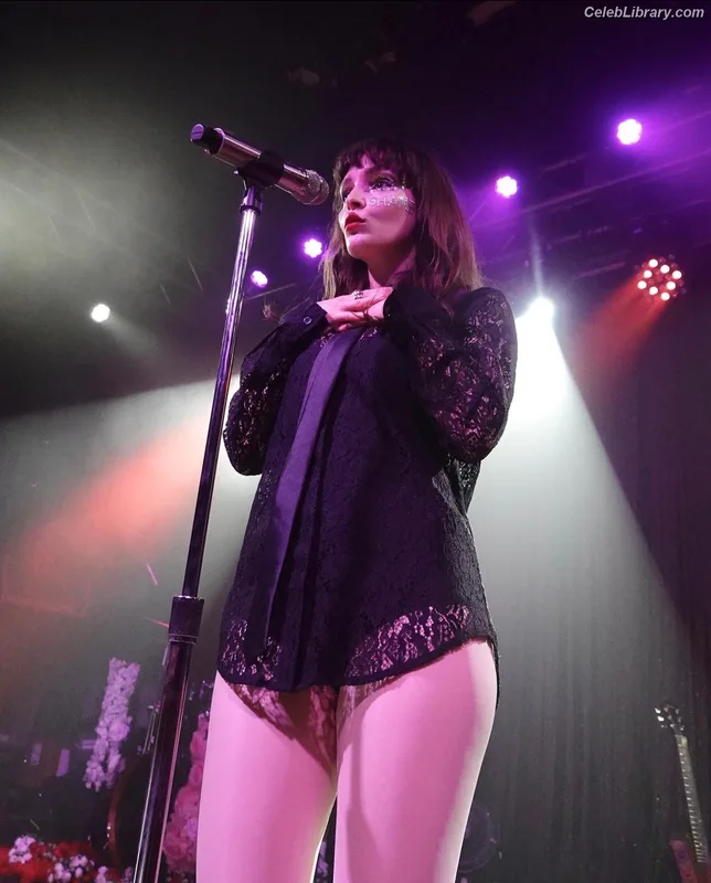 Lauren Mayberry photo 4 of 1227