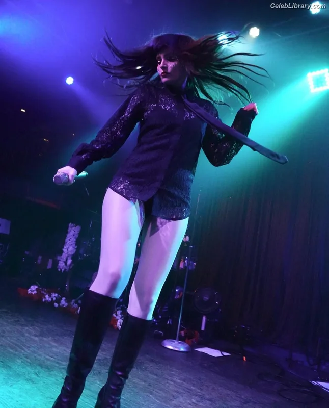 Lauren Mayberry photo 6 of 1227