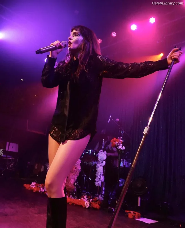 Lauren Mayberry photo 7 of 1227