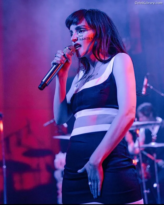 Lauren Mayberry photo 12 of 1227