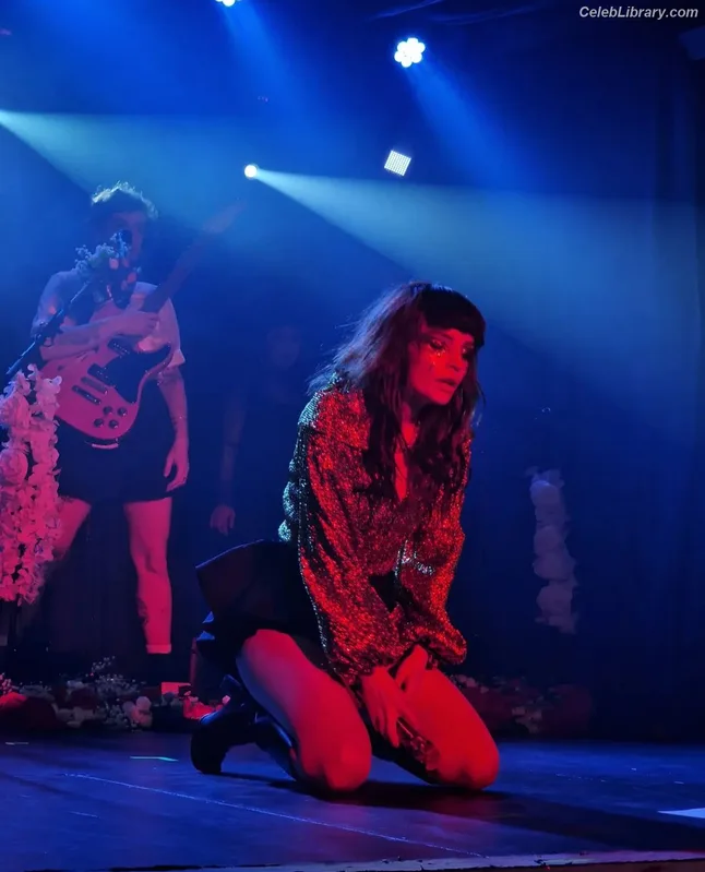 Lauren Mayberry photo 13 of 1227