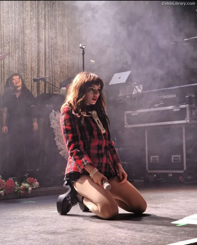 Lauren Mayberry photo 15 of 1227