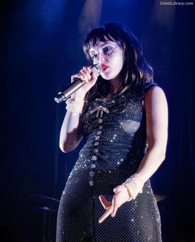 Lauren Mayberry photo 19 of 1227