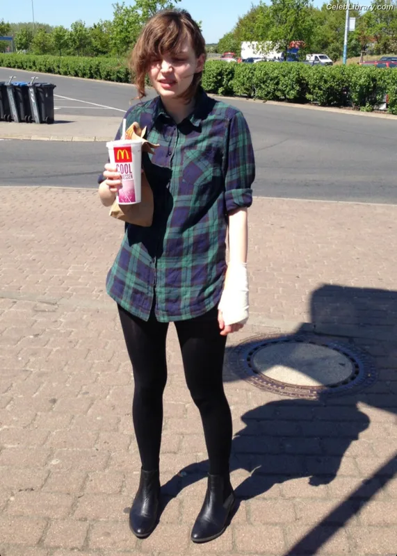 Lauren Mayberry photo 2 of 1227